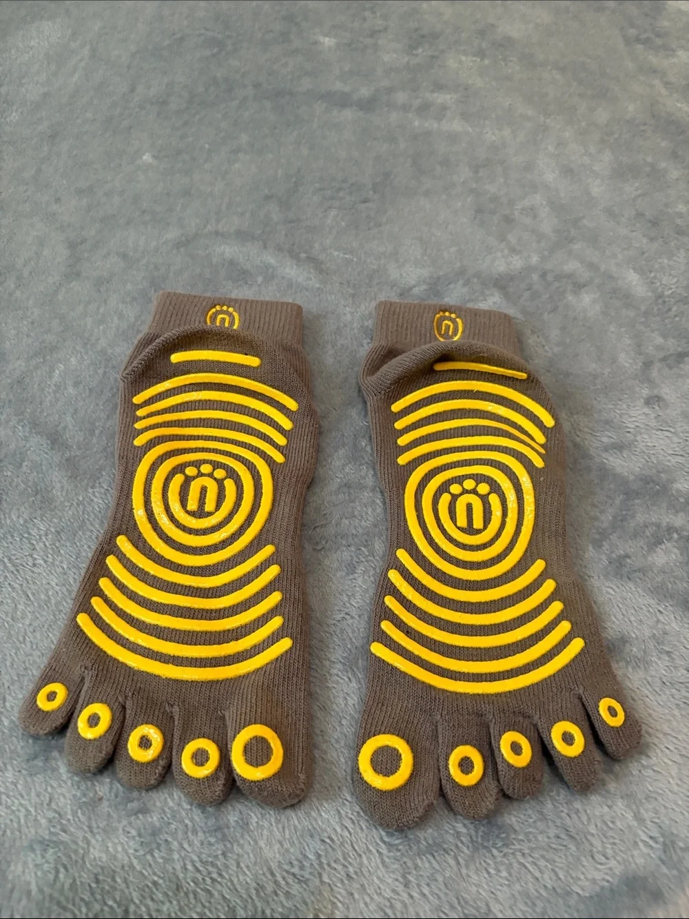 Men's Brown Toe Grip Socks with Yellow Non-Slip Pattern